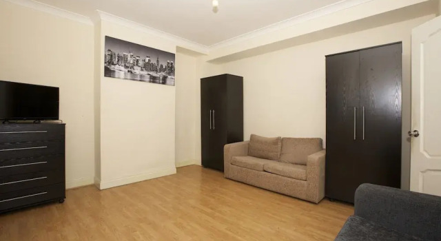 Colebert Avenue Apartment