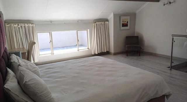 Mount Royal 09 - Large 1 bed with balcony