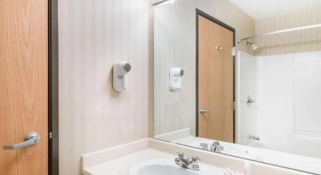 Номер Standard Days Inn & Suites by Wyndham Bridgeport - Clarksburg