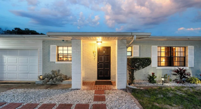Hook, Line & Leisure: Lakefront Gem w/ Porch!, Book Hotel Winter Haven Lakeland - Winter Haven