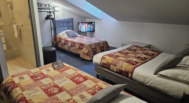 Четырёхместный номер Standard Logis Hôtel-Restaurant Le Val dAmby