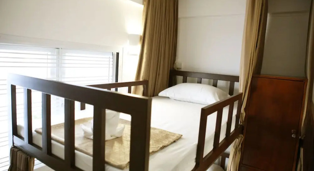 Кровать в общем номере с балконом Les Fleurs Bangkok Hostel
