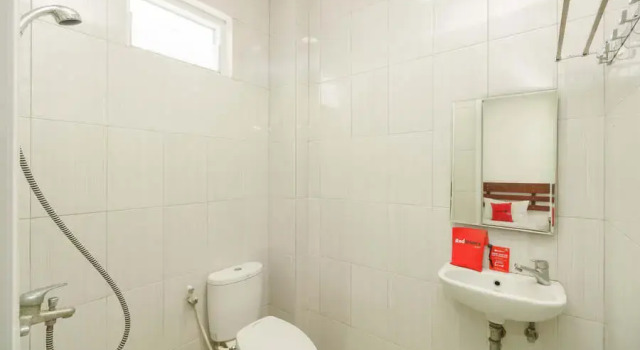 Семейный номер Standard RedDoorz Syariah near Jembatan Siti Nurbaya Padang
