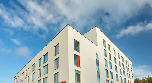 Кровать в общем номере Hampton by Hilton Bournemouth