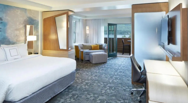 Люкс с видом на озеро Courtyard by Marriott Lake George