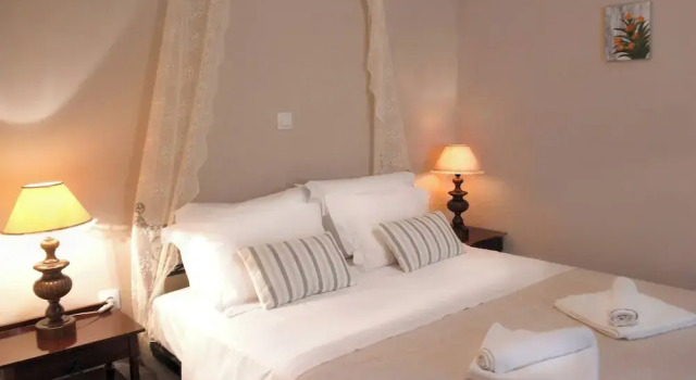 Relax in Elliniko Hidden Gem-vintage Bungalow With Garden and Hot Tub in an Iglo, 预订 酒店 Elliniko-Argyroupoli 阿尔戈－萨罗尼克群岛