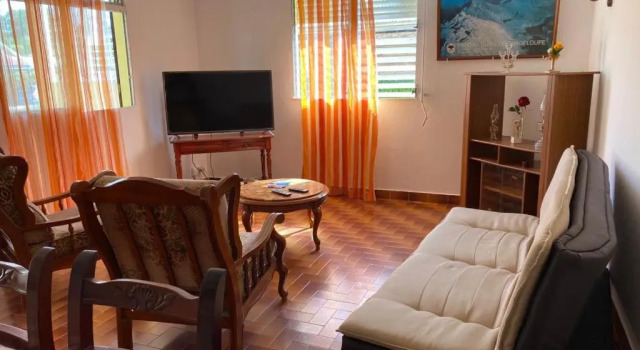 Maison familiale spacieuse avec commodité, Rezerwuj Hotel Hotele w Basse-Terre z parkingiem, Parking