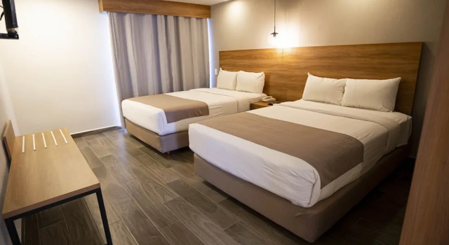 Четырёхместный номер Standard с видом на бассейн La Posada Hotel y Suites