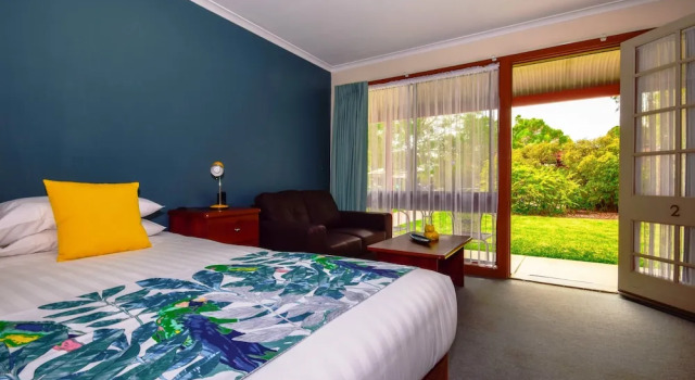 Номер Executive River Country Inn