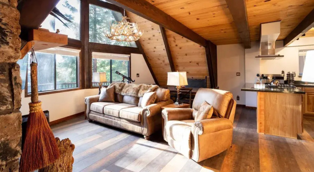 Bears Lair by Avantstay Wood-burning Fireplace + Firepit + Expansive Deck 3 Minutes to Bear Mountain + Big Bear Lake