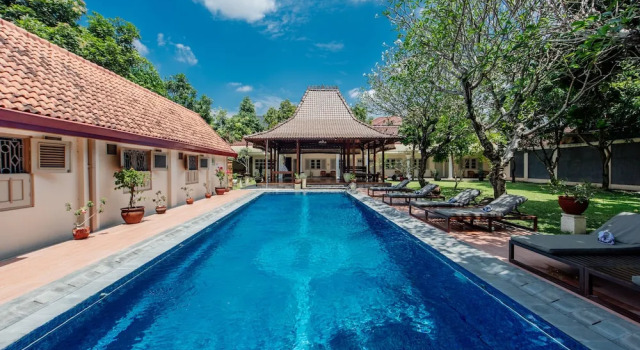 Karma Merapi, Book Hotel Mantrijeron 