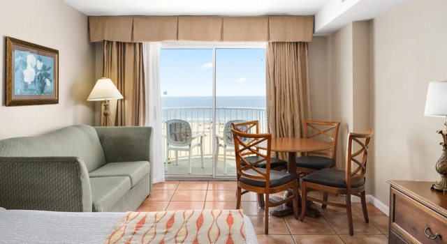 Четырёхместный номер Standard с балконом и с красивым видом из окна Tidelands Caribbean Boardwalk Hotel and Suites