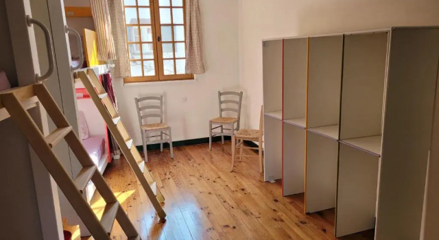Кровать в общем номере Gite de la Porte Saint Jacques: a hostel for pilgrims