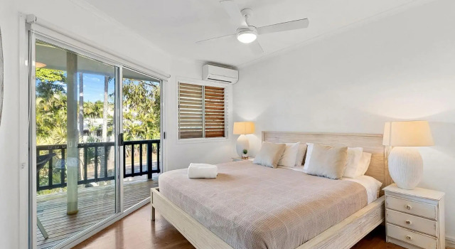 Ferguson St The Beach House Cosy Cottage with Pool, Book Feriehus Villaer i Noosa, Villa