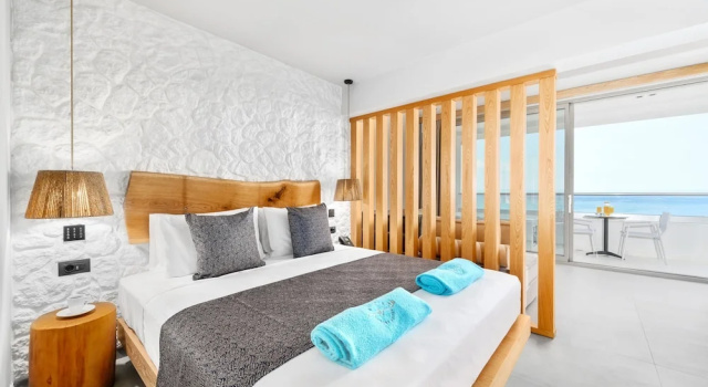 Люкс с балконом и с видом на море Emilys Luxury Suites