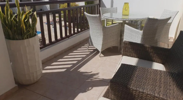 Stunning apartment C106 with balcony looking over pool, Reserva ahora Apartamento Apartamentos en Peyia, Apartamento
