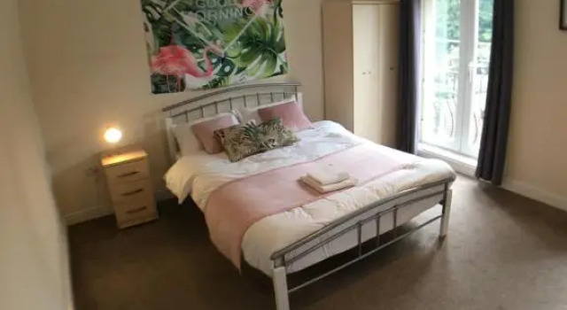 4 Bedrooms, 3 Bathrooms, Comfy beds, 5 Netflix TVs & VAN PARKING