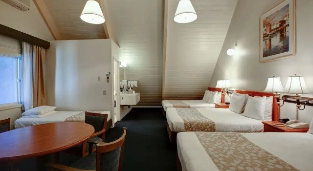 Четырёхместный семейный номер Standard Newport Channel Inn