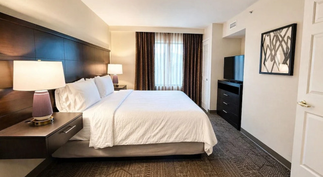 Люкс с 2 комнатами с балконом Staybridge Suites Middleton/Madison-West by IHG