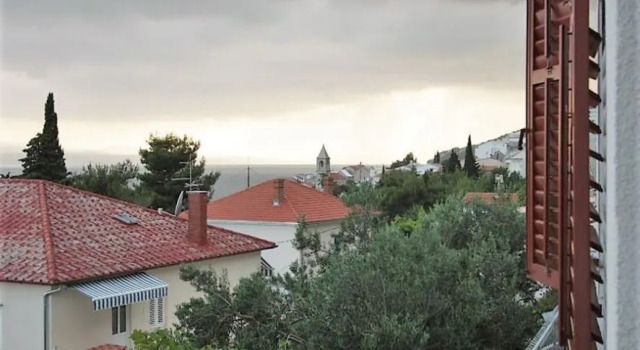 Apartment Šera - 50 m from beach: A2 Pisak, Riviera Omis, Rezerwuj Apartament Marusici Split Region