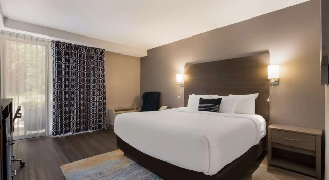 Двухместный номер Standard с видом на бассейн The Hub Middletown Red Bank- Best Western Signature Collection
