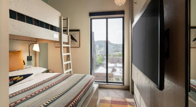 Четырёхместный номер Standard Moxy Portland Downtown