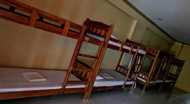 Кровать в общем номере The Waterfront Beach Resort