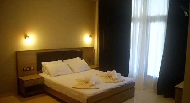 Elizabeth's House, Book Hotel  