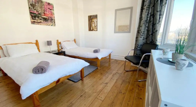 Апартаменты Cosy House Walking distance to Beach Free Parking