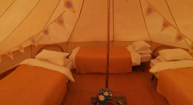Nine Yards Bell Tents at the TT - Castletown, Забронировать Отель Каслтаун Остров Мэн, рядом с Castle Rushen