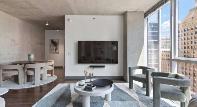 2BR Apt Stunning Views Steps to Michigan Avenue