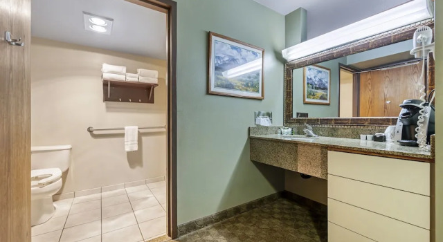 Четырёхместный номер Standard Seaport Inn and Suites