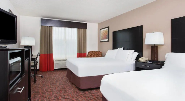 Четырёхместный номер Standard Holiday Inn Express Hotel & Suites Murphy by IHG