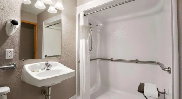 Двухместный номер Standard Super 8 by Wyndham Green Bay I-43 Bus. Park