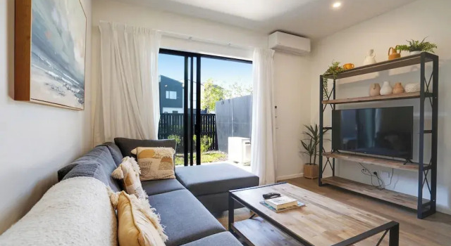 Коттедж Huntington Townhouse with Patio and Parking