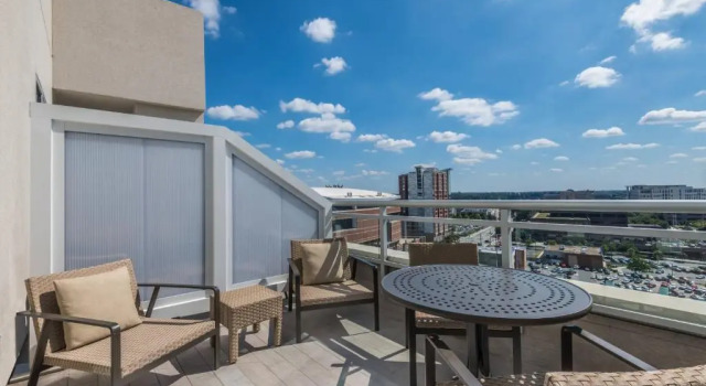 Четырёхместный номер Standard с балконом AC Hotel by Marriott Charlotte City Center