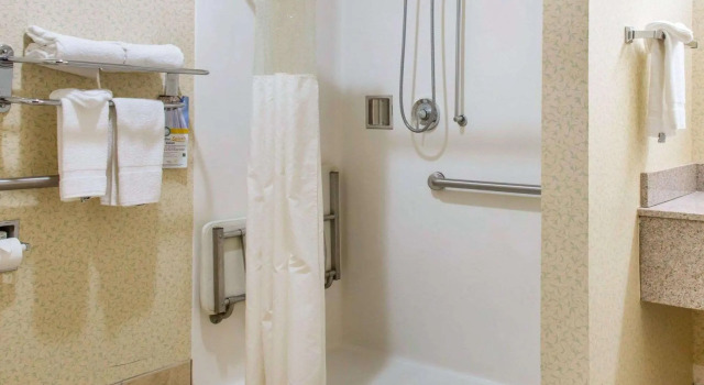 Двухместный люкс Quality Inn & Suites