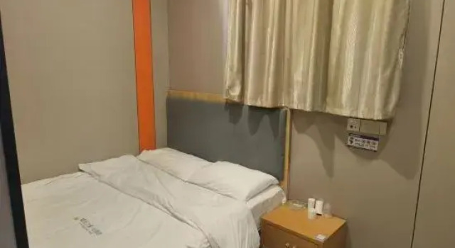 Łóżko w pokoju wieloosobowym (pokoju wieloosobowym dla mężczyzn) Muan Hotel