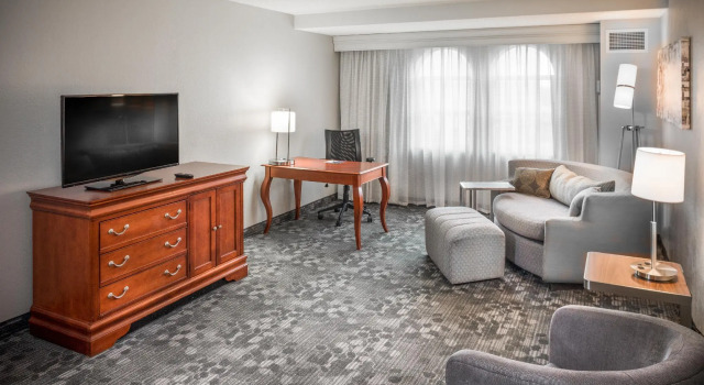 Люкс Courtyard by Marriott Norfolk Downtown