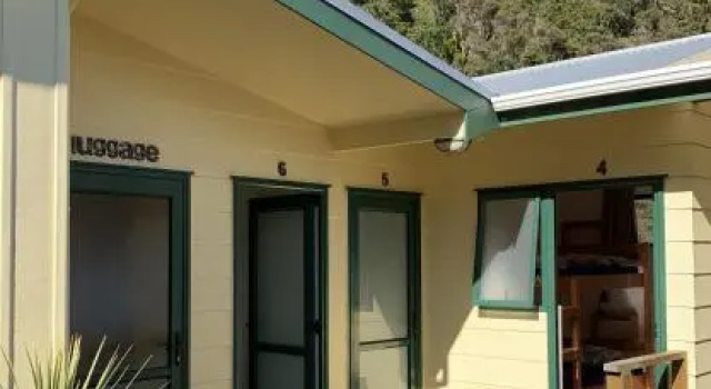 Pickled Parrot Backpackers, Rezerwuj Hotel Hotele w Auckland Region z parkingiem, Parking