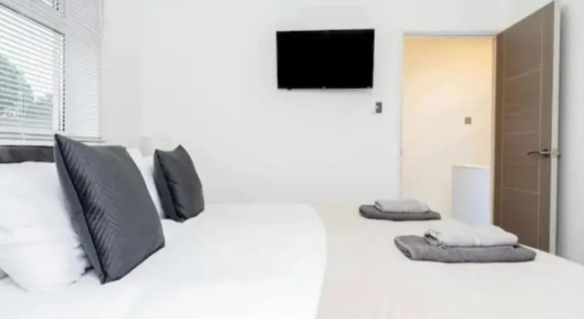 Private Gated Modern Home in Southampton - Estwood, Boek Hotel Hotels in Hampshire met parkeren, Parkeren