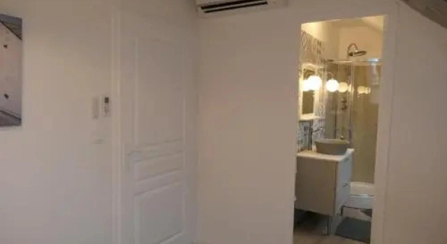 La maison Virginie appartements climatisés de 1 à 5 pers cosy hyper centre cour parking linge fibre proximité port lac canal piscine, Buchen Sie Ferienwohnung Hotels in Centre mit Parkplatz, Parkplätze