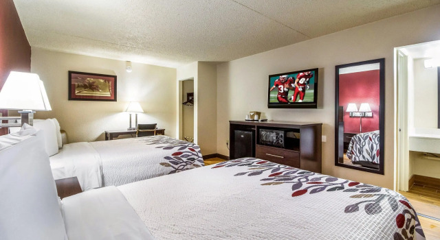 Четырёхместный номер Deluxe Red Roof Inn Houston East I-10