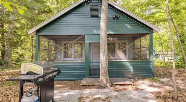 Southold Cottage w/ Patio & Grill - Walk to Beach!, Забронировать Дом для отпуска Саутолд Норт-Форк