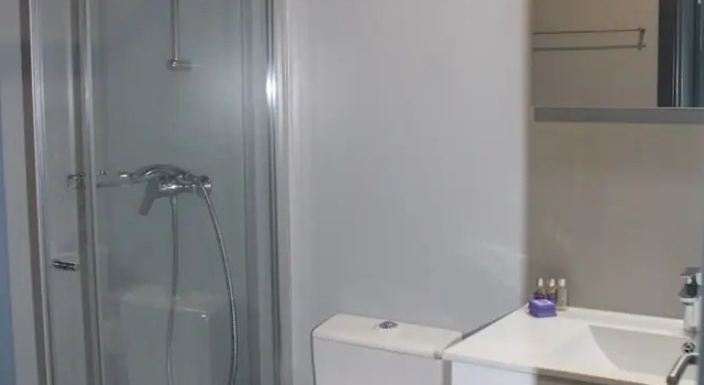 Трёхместный номер Standard Residencial Kuarenta&Um