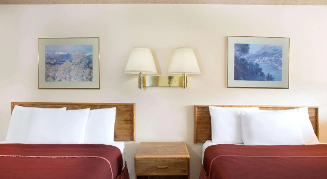 Четырёхместный номер Standard Howard Johnson by Wyndham Brigham City