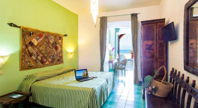 Трёхместный номер Standard с видом на море Hotel La Scogliera