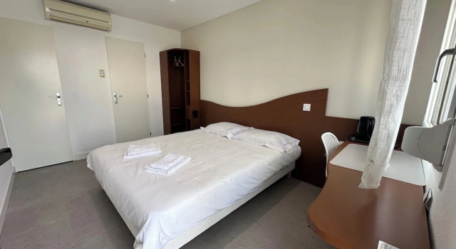 Halte Hotel, Prenota Hotel La Vergne Francia