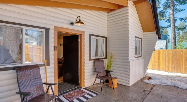Walk to Beach: Dog-friendly Cabin in Glenbrook!