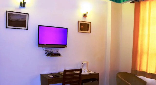 Двухместный номер Executive с балконом и с видом на город Inn Tawang Near B L Kapoor Hospital A Well Hygiene Hotel